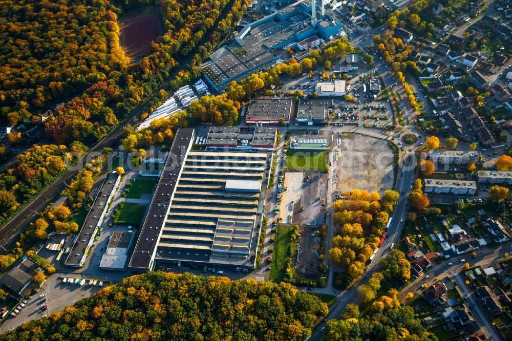 Aerial photograph Gladbeck - Industrial estate and company settlement on autumnal Rockwool and Bottroper Street in the West of Gladbeck in the state of North Rhine-Westphalia