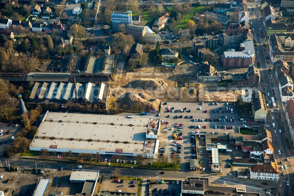 Herne from the bird's eye view: Industrial estate and company settlement on Roonstrasse in Herne in the state of North Rhine-Westphalia. The area includes old factories, construction sites, a hardware store and a supermarket