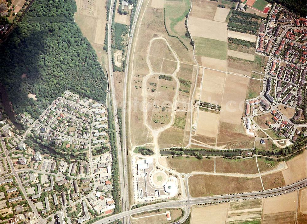 Rüsselsheim / Hessen from above - Gewerbegebiet Rüsselsheim-Süd an der westlichen Einflugschneise des Frankfurter Flughafens in Hessen - ein Projekt der HVB - Immobilien AG München.