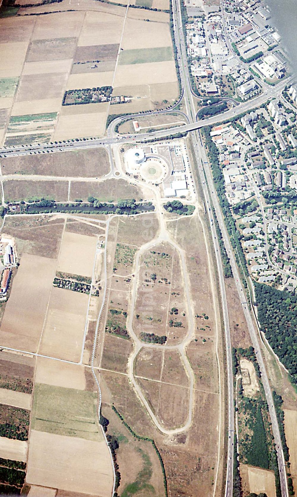 Aerial image Rüsselsheim / Hessen - Gewerbegebiet Rüsselsheim-Süd an der westlichen Einflugschneise des Frankfurter Flughafens in Hessen - ein Projekt der HVB - Immobilien AG München.