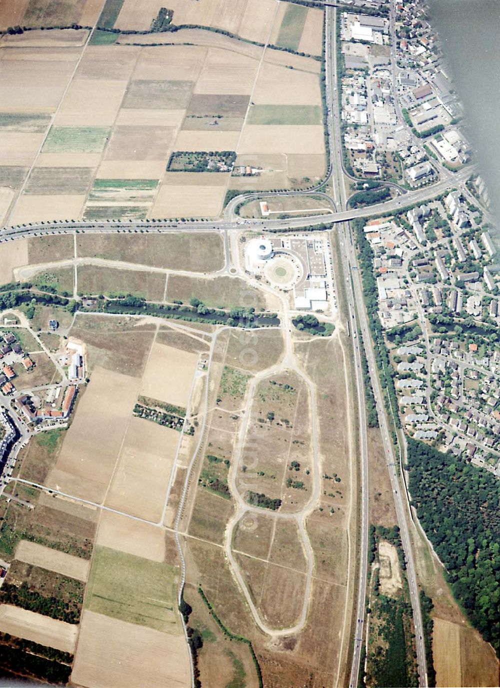 Aerial photograph Rüsselsheim / Hessen - Gewerbegebiet Rüsselsheim-Süd an der westlichen Einflugschneise des Frankfurter Flughafens in Hessen - ein Projekt der HVB - Immobilien AG München.