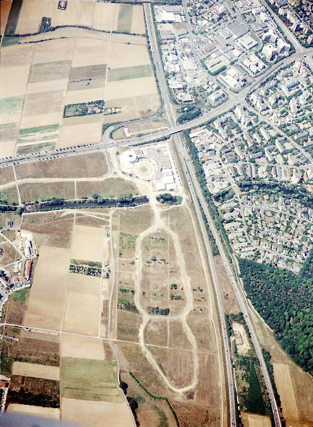 Rüsselsheim / Hessen from above - Gewerbegebiet Rüsselsheim-Süd an der westlichen Einflugschneise des Frankfurter Flughafens in Hessen - ein Projekt der HVB - Immobilien AG München.