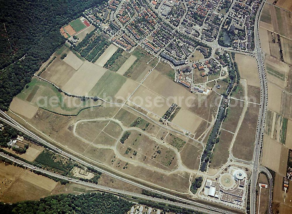 Rüsselsheim / Hessen from the bird's eye view: Gewerbegebiet Rüsselsheim-Süd an der westlichen Einflugschneise des Frankfurter Flughafens in Hessen - ein Projekt der HVB - Immobilien AG München.