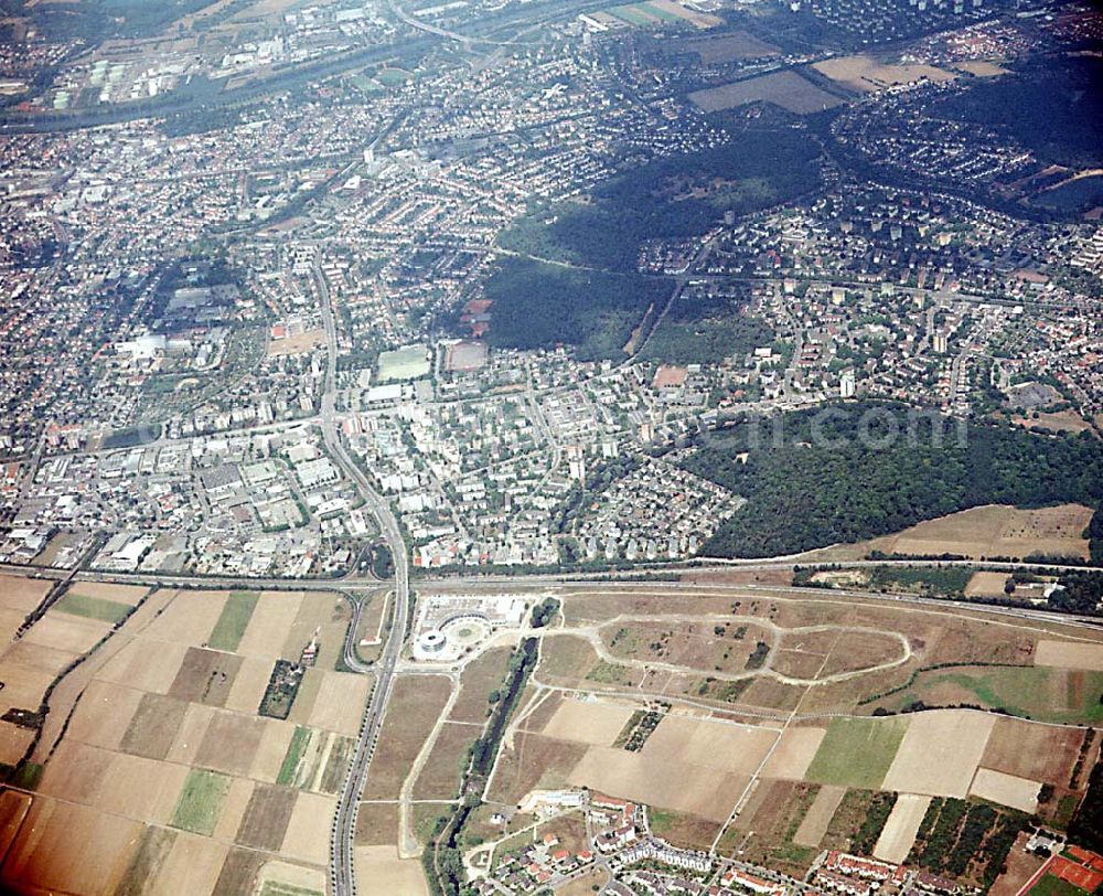 Rüsselsheim / Hessen from above - Gewerbegebiet Rüsselsheim-Süd an der westlichen Einflugschneise des Frankfurter Flughafens in Hessen - ein Projekt der HVB - Immobilien AG München.