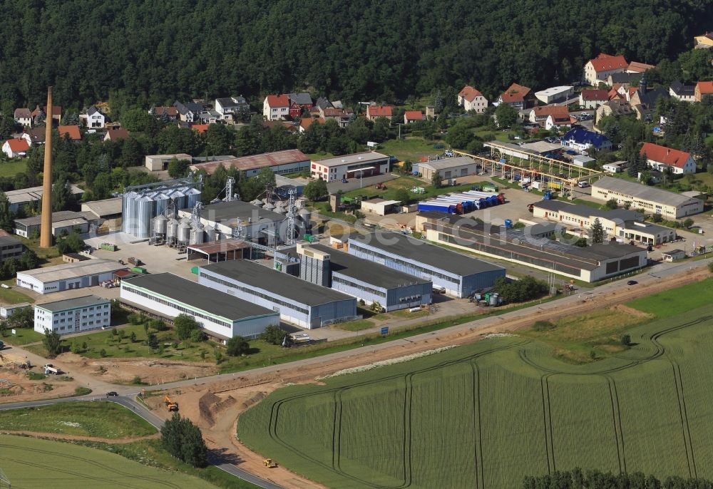 Aerial image Gera - Look at the commercial district at the Zwickau street in the district Liebschwitz in Gera in the state of Thuringia. In the commercial area are the company Geratech Landmaschinen GmbH Tankanlagen, the company RWZ Gera - Liebschwitz, the school Staatliche Berufsbildende Schule Gera-Liebschwitz and the volunteer fire brigade Gera - Liebschwitz located