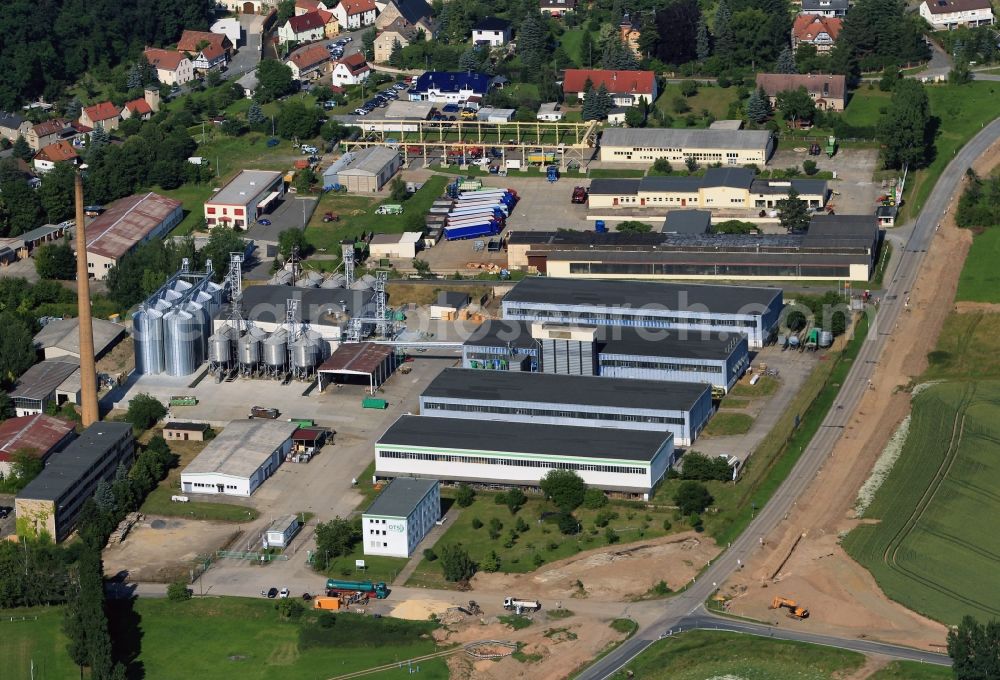 Aerial photograph Gera - Look at the commercial district at the Zwickau street in the district Liebschwitz in Gera in the state of Thuringia. In the commercial area are the company Geratech Landmaschinen GmbH Tankanlagen, the company RWZ Gera - Liebschwitz, the school Staatliche Berufsbildende Schule Gera-Liebschwitz and the volunteer fire brigade Gera - Liebschwitz located