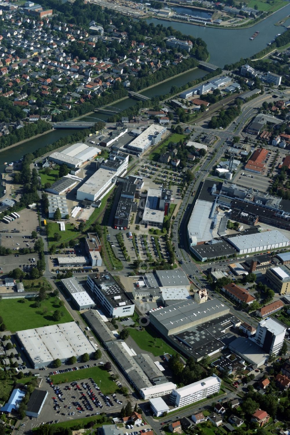 Aerial photograph Minden - Industrial estate and company settlement on the riverbank of Mittelland Canal in Minden in the state of North Rhine-Westphalia