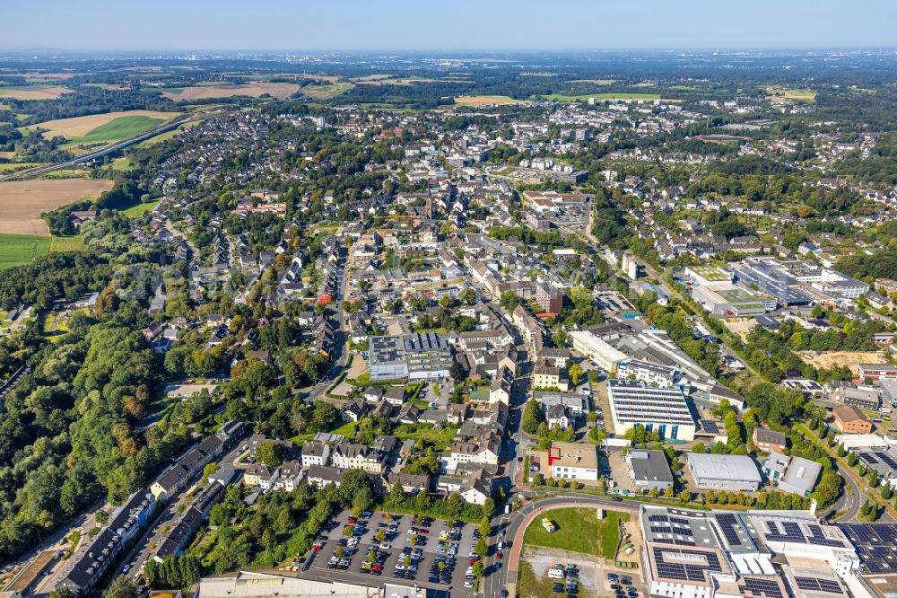 Heiligenhaus from the bird's eye view: Industrial estate and company settlement an der B227 / Westphalen way in Heiligenhaus in the state North Rhine-Westphalia