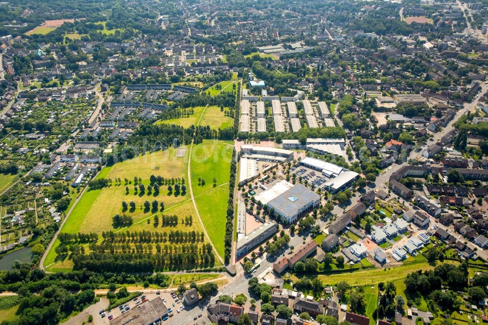 Bottrop from the bird's eye view: Commercial and residential area along Gladbecker Strasse in Bottrop in the state of North Rhine-Westphalia. Prosperpark is located on the other side of the company buildings