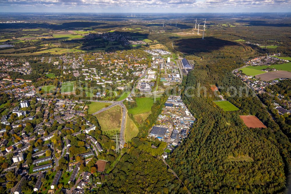 Dinslaken from the bird's eye view: Industrial estate and company settlement Ziegeleiweg in the district Oberlohberg in Dinslaken in the state North Rhine-Westphalia, Germany