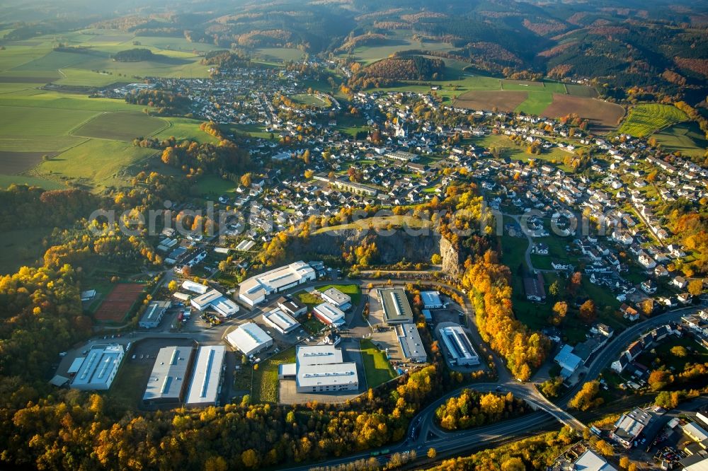 Heggen from the bird's eye view: Industrial estate and company settlement Zum Elberskamp on the riverbank of the Bigge in Heggen in the state of North Rhine-Westphalia