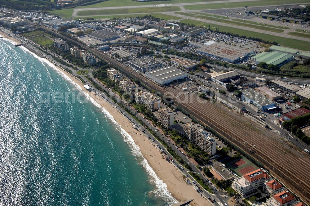 Cannes from above - Blick auf das Gewerbegebiet zwischen Bahnhof und Flugplatz in Cannes Frankreich. Der Flughafen befindet sich ca 5km westlichen von Cannes, sowie östlich von Mandelieu la Napoule. International ist er weniger bedeutend, denn der Hauptflugverkehr wird im Flughafen von Nizza abgefertigt. Kontakt: Aéroport Cannes Mandelieu, Avenue Francis Tonner, 06150 Cannes, Tel. +33(0)8 20 42 66 66; Kontakt Touristinfo: Office du Tourisme, BP 272, 06403 Cannes Cedex, Tel. +33(0)492 99842 2, Fax +33(0)492 99842 3, Email: tourisme@semec.com