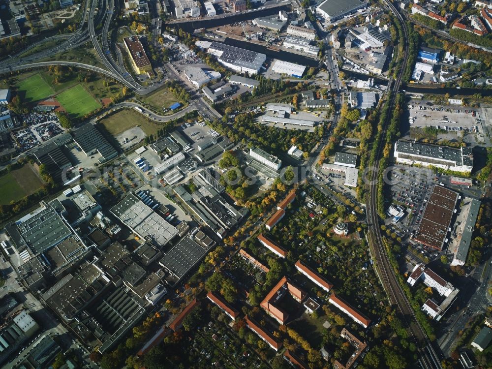 Berlin from the bird's eye view: Industrial estate and company settlement between Grenzallee and Neukoellnischer Allee in the South of the Neukoelln district in Berlin in Germany. Residential estates are located in its East, the federal motorway A113 and Teltow canal