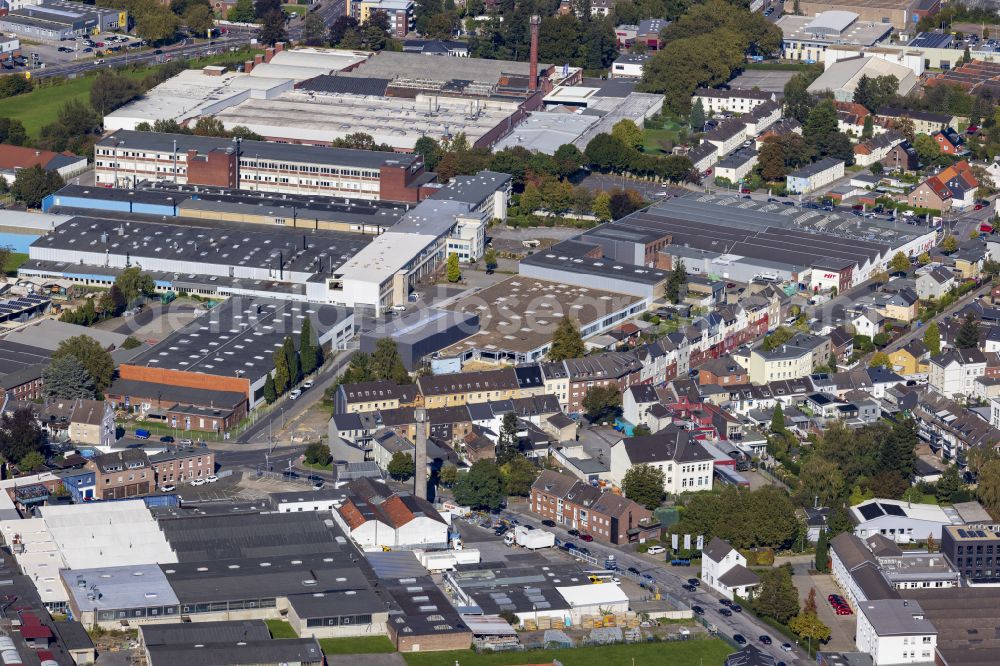 Mönchengladbach from the bird's eye view: Mixed development of commercial units and company branches in the residential area of a single-family house settlement on Rudolfstrasse in Moenchengladbach in the state of North Rhine-Westphalia, Germany