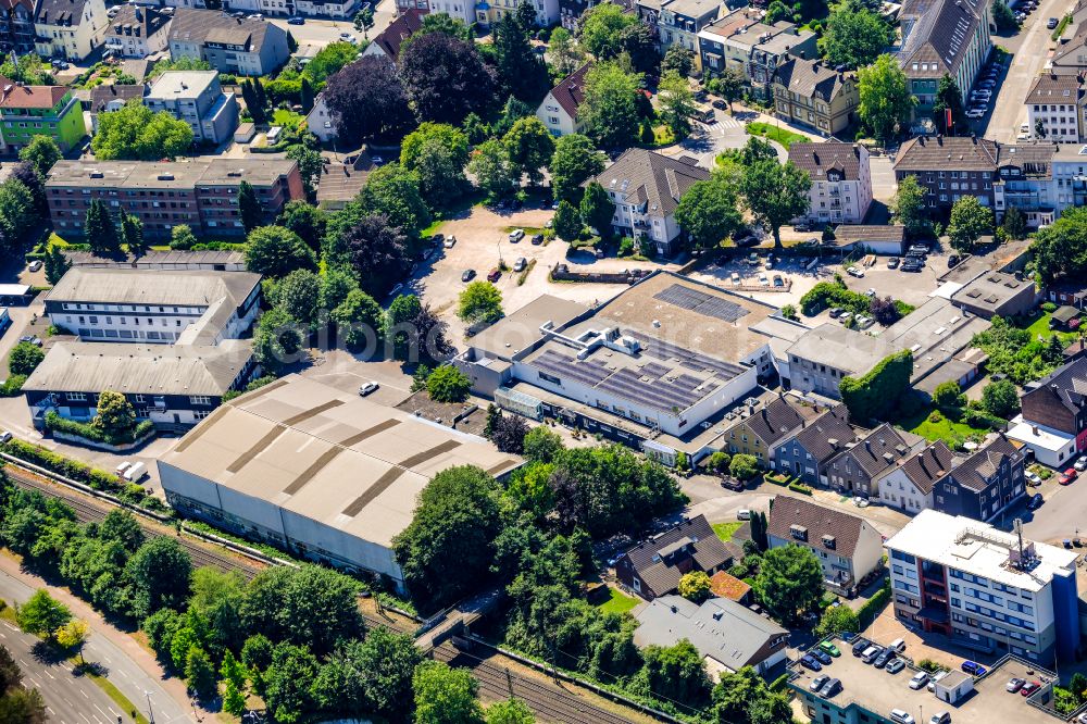 Recklinghausen from the bird's eye view: Mixed development of commercial units and company branches in the residential area of a single-family housing estate on street Hubertusstrasse in Recklinghausen at Ruhrgebiet in the state North Rhine-Westphalia, Germany