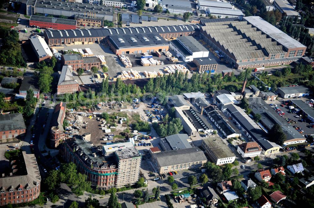 Aerial photograph Berlin Weißensee - Gewerbehöfe mit verschiedenen Firmensitzen an der Piesporter Straße in Berlin-Weißensee. Unter an derem befindet sich dort die Firma WWS Holzverarbeitung GmbH & Co. KG. Business park at the Piesporter Strasse in Berlin-Weissensee.