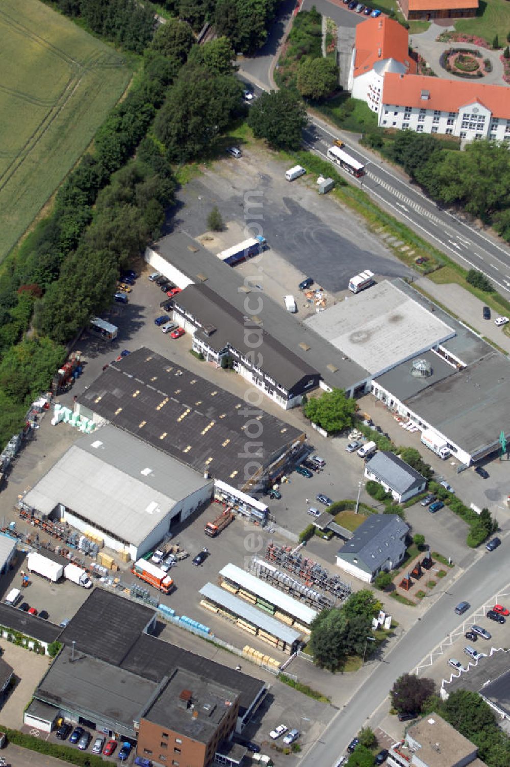 Kamen from the bird's eye view: Gewerbehof im Gewerbegebiet Henry-Everling-Strasse. Der Gewerbehof besteht aus 3 Bürogebäuden (850 m², 242 m² und 85 m²) und Vertriebshallen (900 m² und 1637 m²). Adresse: Gutenbergstr. 3, 59174 Kamen; Vermietung / Verwaltung: Unternehmensgruppe Markus Gerold, An der Vaerstbrücke 1, 59425 Unna, Tel. +49(0)2303 25036-26, Fax +49(0)2303 25036-27, E-Mail: info@markus-gerold.de