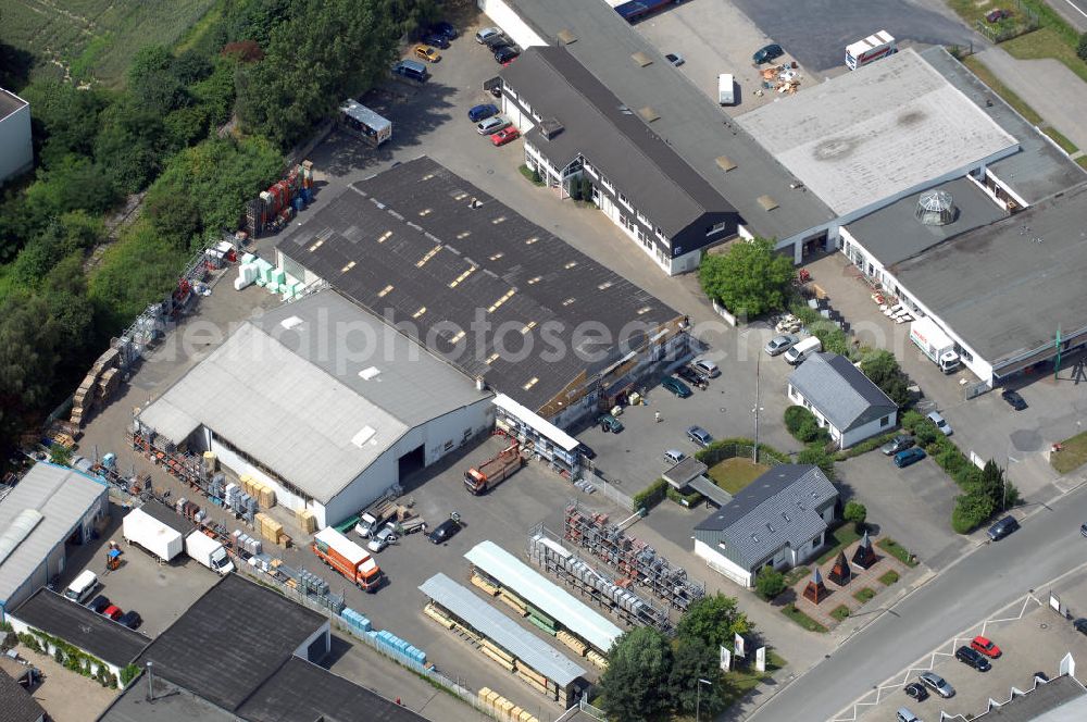 Aerial photograph Kamen - Gewerbehof im Gewerbegebiet Henry-Everling-Strasse. Der Gewerbehof besteht aus 3 Bürogebäuden (850 m², 242 m² und 85 m²) und Vertriebshallen (900 m² und 1637 m²). Adresse: Gutenbergstr. 3, 59174 Kamen; Vermietung / Verwaltung: Unternehmensgruppe Markus Gerold, An der Vaerstbrücke 1, 59425 Unna, Tel. +49(0)2303 25036-26, Fax +49(0)2303 25036-27, E-Mail: info@markus-gerold.de