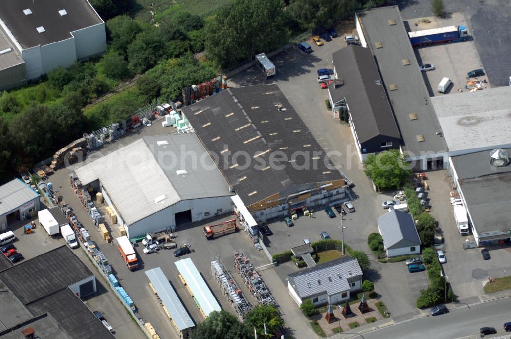 Kamen from the bird's eye view: Gewerbehof im Gewerbegebiet Henry-Everling-Strasse. Der Gewerbehof besteht aus 3 Bürogebäuden (850 m², 242 m² und 85 m²) und Vertriebshallen (900 m² und 1637 m²). Adresse: Gutenbergstr. 3, 59174 Kamen; Vermietung / Verwaltung: Unternehmensgruppe Markus Gerold, An der Vaerstbrücke 1, 59425 Unna, Tel. +49(0)2303 25036-26, Fax +49(0)2303 25036-27, E-Mail: info@markus-gerold.de