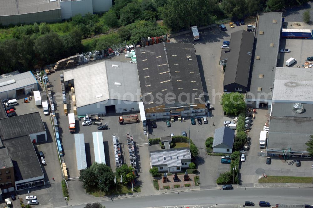 Aerial image Kamen - Gewerbehof im Gewerbegebiet Henry-Everling-Strasse. Der Gewerbehof besteht aus 3 Bürogebäuden (850 m², 242 m² und 85 m²) und Vertriebshallen (900 m² und 1637 m²). Adresse: Gutenbergstr. 3, 59174 Kamen; Vermietung / Verwaltung: Unternehmensgruppe Markus Gerold, An der Vaerstbrücke 1, 59425 Unna, Tel. +49(0)2303 25036-26, Fax +49(0)2303 25036-27, E-Mail: info@markus-gerold.de