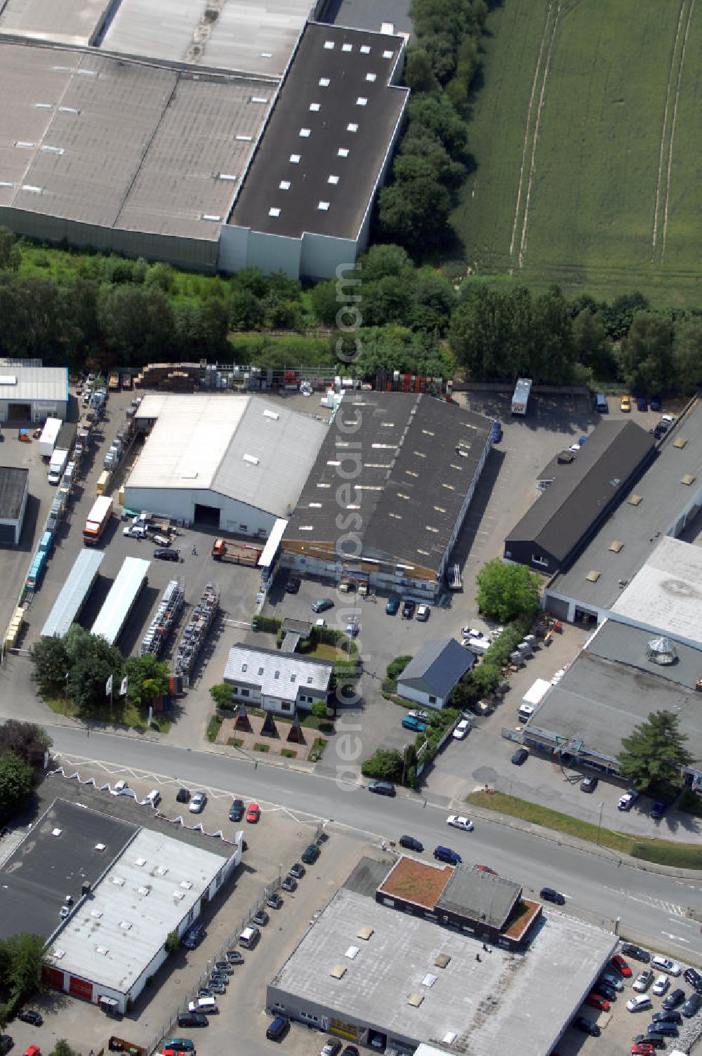 Aerial photograph Kamen - Gewerbehof im Gewerbegebiet Henry-Everling-Strasse. Der Gewerbehof besteht aus 3 Bürogebäuden (850 m², 242 m² und 85 m²) und Vertriebshallen (900 m² und 1637 m²). Adresse: Gutenbergstr. 3, 59174 Kamen; Vermietung / Verwaltung: Unternehmensgruppe Markus Gerold, An der Vaerstbrücke 1, 59425 Unna, Tel. +49(0)2303 25036-26, Fax +49(0)2303 25036-27, E-Mail: info@markus-gerold.de