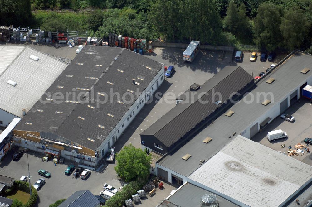 Kamen from the bird's eye view: Gewerbehof im Gewerbegebiet Henry-Everling-Strasse. Der Gewerbehof besteht aus 3 Bürogebäuden (850 m², 242 m² und 85 m²) und Vertriebshallen (900 m² und 1637 m²). Adresse: Gutenbergstr. 3, 59174 Kamen; Vermietung / Verwaltung: Unternehmensgruppe Markus Gerold, An der Vaerstbrücke 1, 59425 Unna, Tel. +49(0)2303 25036-26, Fax +49(0)2303 25036-27, E-Mail: info@markus-gerold.de