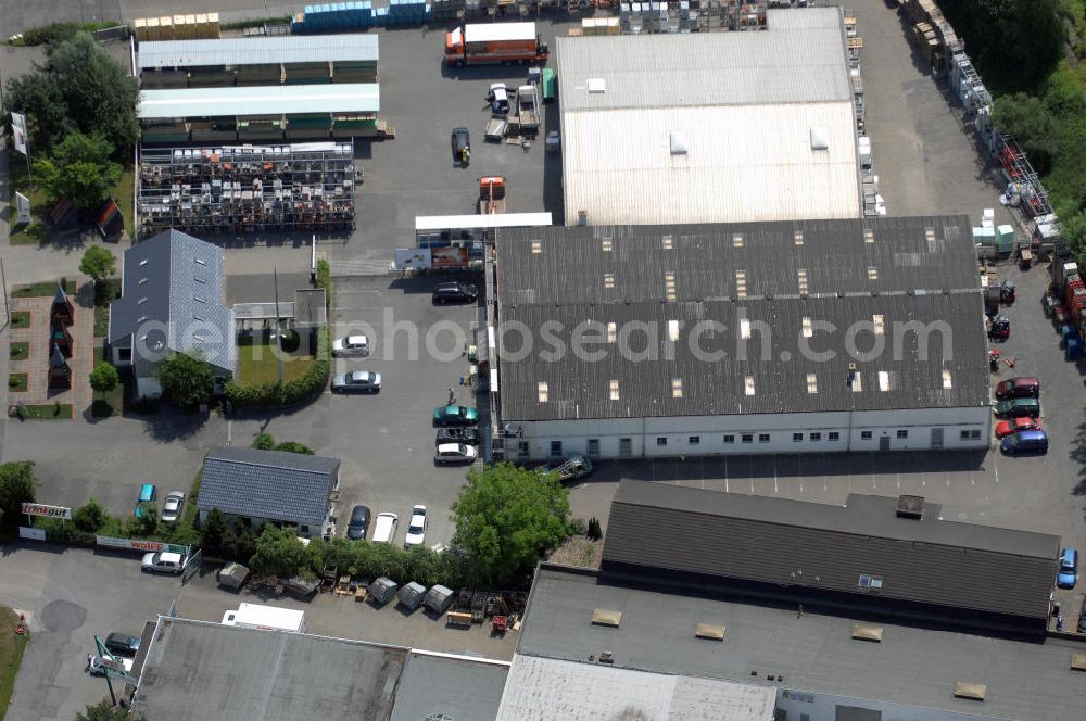 Aerial photograph Kamen - Gewerbehof im Gewerbegebiet Henry-Everling-Strasse. Der Gewerbehof besteht aus 3 Bürogebäuden (850 m², 242 m² und 85 m²) und Vertriebshallen (900 m² und 1637 m²). Adresse: Gutenbergstr. 3, 59174 Kamen; Vermietung / Verwaltung: Unternehmensgruppe Markus Gerold, An der Vaerstbrücke 1, 59425 Unna, Tel. +49(0)2303 25036-26, Fax +49(0)2303 25036-27, E-Mail: info@markus-gerold.de