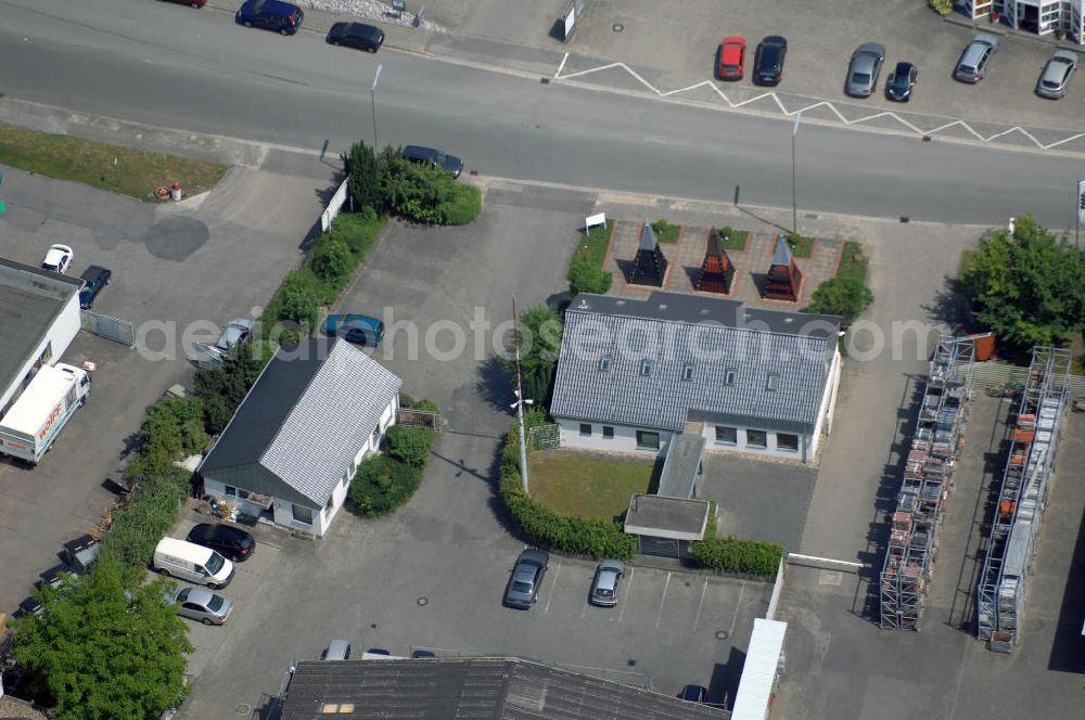 Kamen from the bird's eye view: Gewerbehof im Gewerbegebiet Henry-Everling-Strasse. Der Gewerbehof besteht aus 3 Bürogebäuden (850 m², 242 m² und 85 m²) und Vertriebshallen (900 m² und 1637 m²). Adresse: Gutenbergstr. 3, 59174 Kamen; Vermietung / Verwaltung: Unternehmensgruppe Markus Gerold, An der Vaerstbrücke 1, 59425 Unna, Tel. +49(0)2303 25036-26, Fax +49(0)2303 25036-27, E-Mail: info@markus-gerold.de