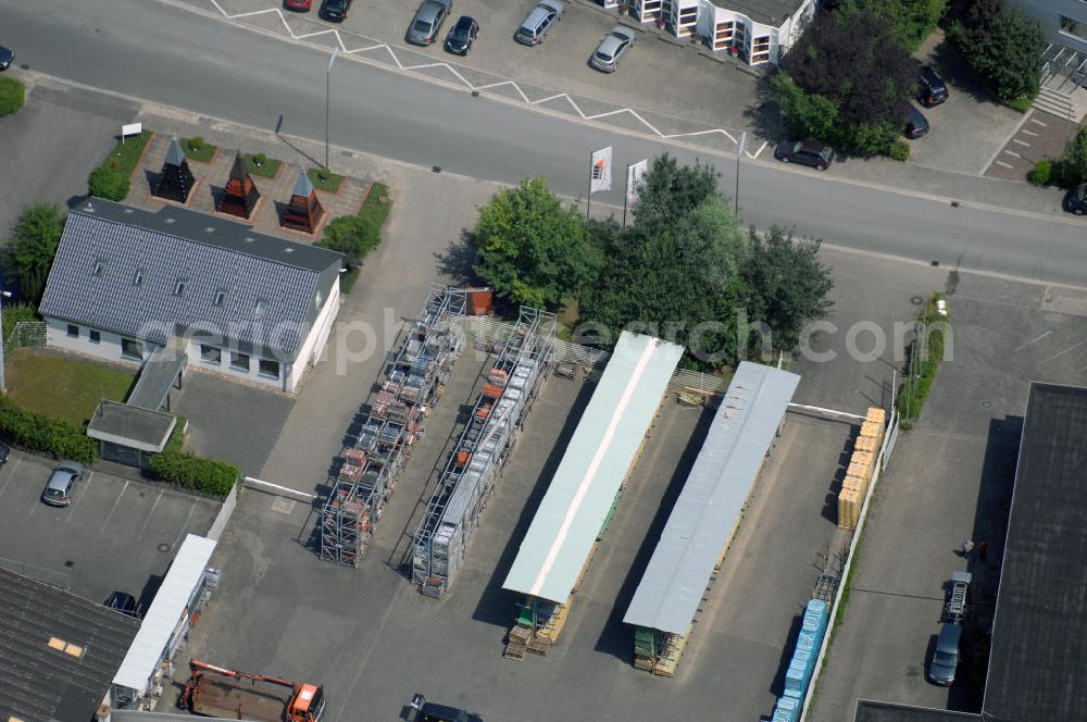 Aerial image Kamen - Gewerbehof im Gewerbegebiet Henry-Everling-Strasse. Der Gewerbehof besteht aus 3 Bürogebäuden (850 m², 242 m² und 85 m²) und Vertriebshallen (900 m² und 1637 m²). Adresse: Gutenbergstr. 3, 59174 Kamen; Vermietung / Verwaltung: Unternehmensgruppe Markus Gerold, An der Vaerstbrücke 1, 59425 Unna, Tel. +49(0)2303 25036-26, Fax +49(0)2303 25036-27, E-Mail: info@markus-gerold.de