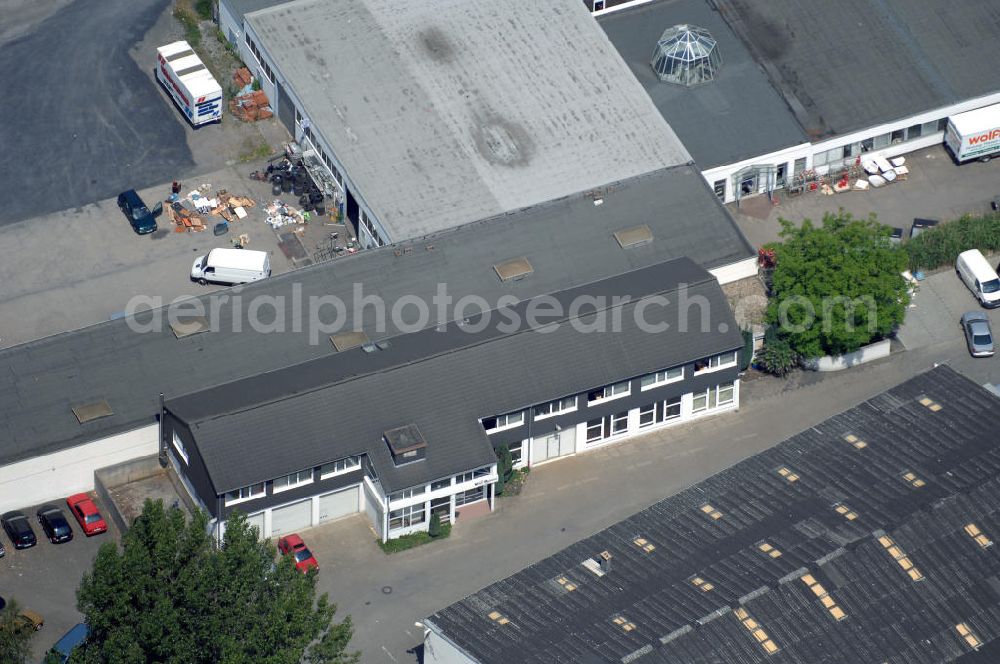 Kamen from above - Gewerbehof im Gewerbegebiet Henry-Everling-Strasse. Der Gewerbehof besteht aus 3 Bürogebäuden (850 m², 242 m² und 85 m²) und Vertriebshallen (900 m² und 1637 m²). Adresse: Gutenbergstr. 3, 59174 Kamen; Vermietung / Verwaltung: Unternehmensgruppe Markus Gerold, An der Vaerstbrücke 1, 59425 Unna, Tel. +49(0)2303 25036-26, Fax +49(0)2303 25036-27, E-Mail: info@markus-gerold.de