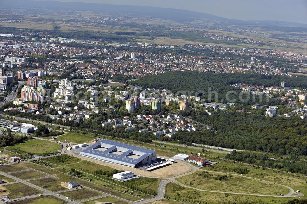 Rüsselsheim from above - Der Gewerbepark / Business Park Blauer See am Verkehrsknotenpunkt Rüsselsheimer Dreieck im Rhein-Main-Gebiet. Das Büro- und Dienstleistungszentrum ist ein Projekt der HVB Immobilien AG. The industrial park Blauer See in the Rhine-Main region.