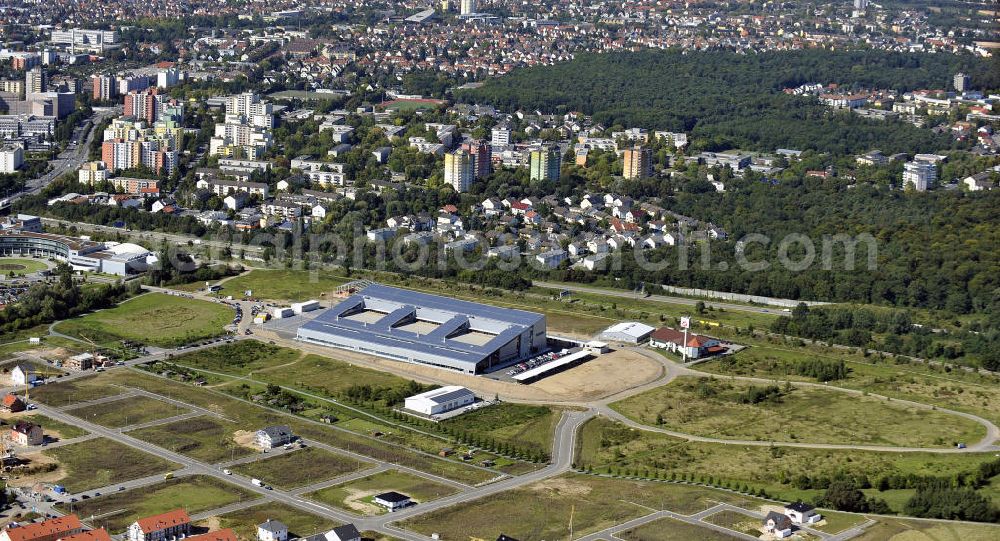 Rüsselsheim from the bird's eye view: Der Gewerbepark / Business Park Blauer See am Verkehrsknotenpunkt Rüsselsheimer Dreieck im Rhein-Main-Gebiet. Das Büro- und Dienstleistungszentrum ist ein Projekt der HVB Immobilien AG. The industrial park Blauer See in the Rhine-Main region.