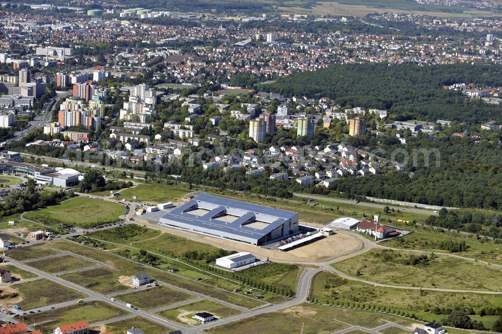 Aerial image Rüsselsheim - Der Gewerbepark / Business Park Blauer See am Verkehrsknotenpunkt Rüsselsheimer Dreieck im Rhein-Main-Gebiet. Das Büro- und Dienstleistungszentrum ist ein Projekt der HVB Immobilien AG. The industrial park Blauer See in the Rhine-Main region.