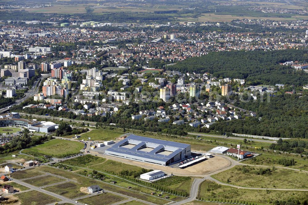 Aerial photograph Rüsselsheim - Der Gewerbepark / Business Park Blauer See am Verkehrsknotenpunkt Rüsselsheimer Dreieck im Rhein-Main-Gebiet. Das Büro- und Dienstleistungszentrum ist ein Projekt der HVB Immobilien AG. The industrial park Blauer See in the Rhine-Main region.