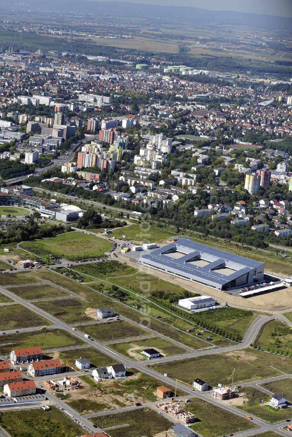 Rüsselsheim from above - Der Gewerbepark / Business Park Blauer See am Verkehrsknotenpunkt Rüsselsheimer Dreieck im Rhein-Main-Gebiet. Das Büro- und Dienstleistungszentrum ist ein Projekt der HVB Immobilien AG. The industrial park Blauer See in the Rhine-Main region.