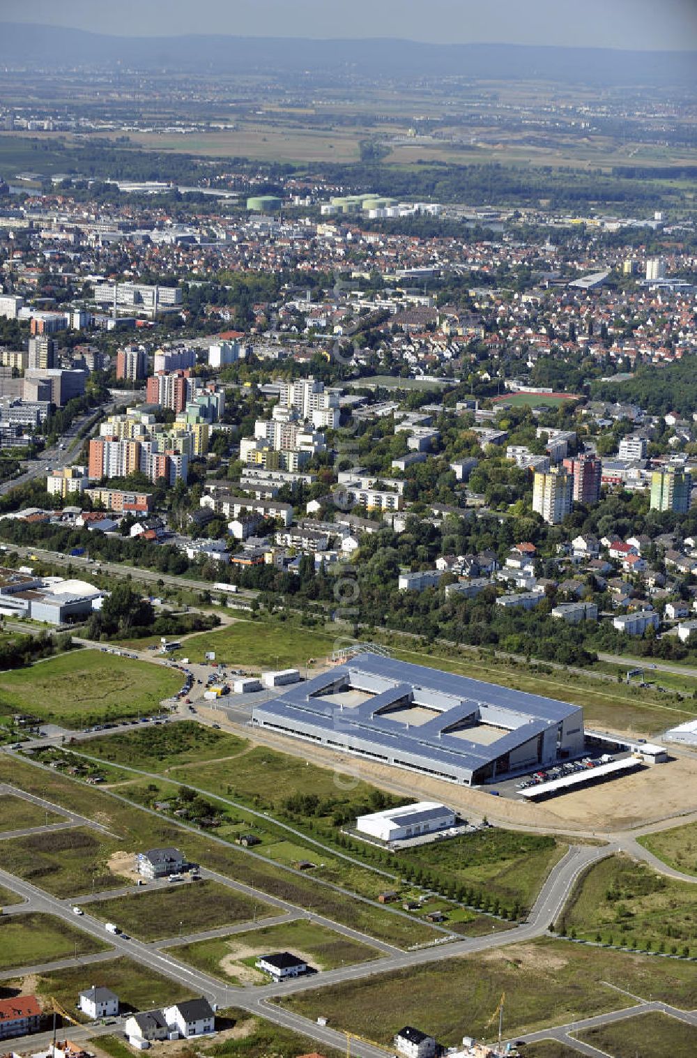 Rüsselsheim from the bird's eye view: Der Gewerbepark / Business Park Blauer See am Verkehrsknotenpunkt Rüsselsheimer Dreieck im Rhein-Main-Gebiet. Das Büro- und Dienstleistungszentrum ist ein Projekt der HVB Immobilien AG. The industrial park Blauer See in the Rhine-Main region.