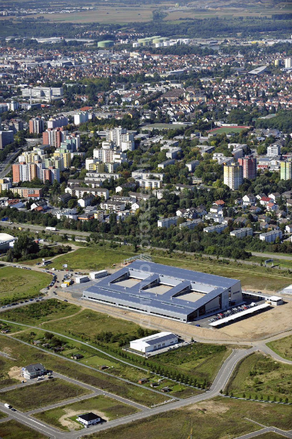 Aerial image Rüsselsheim - Der Gewerbepark / Business Park Blauer See am Verkehrsknotenpunkt Rüsselsheimer Dreieck im Rhein-Main-Gebiet. Das Büro- und Dienstleistungszentrum ist ein Projekt der HVB Immobilien AG. The industrial park Blauer See in the Rhine-Main region.