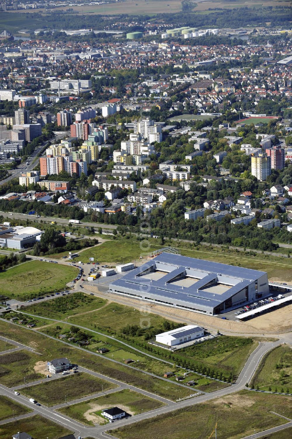 Aerial photograph Rüsselsheim - Der Gewerbepark / Business Park Blauer See am Verkehrsknotenpunkt Rüsselsheimer Dreieck im Rhein-Main-Gebiet. Das Büro- und Dienstleistungszentrum ist ein Projekt der HVB Immobilien AG. The industrial park Blauer See in the Rhine-Main region.