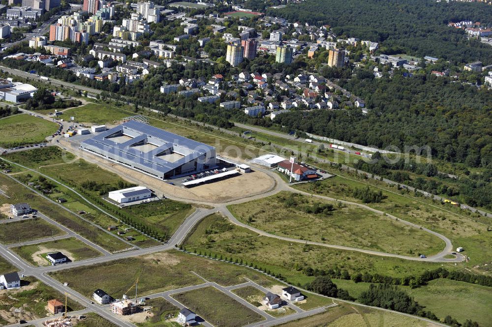 Rüsselsheim from above - Der Gewerbepark / Business Park Blauer See am Verkehrsknotenpunkt Rüsselsheimer Dreieck im Rhein-Main-Gebiet. Das Büro- und Dienstleistungszentrum ist ein Projekt der HVB Immobilien AG. The industrial park Blauer See in the Rhine-Main region.