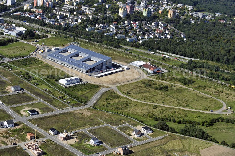 Rüsselsheim from the bird's eye view: Der Gewerbepark / Business Park Blauer See am Verkehrsknotenpunkt Rüsselsheimer Dreieck im Rhein-Main-Gebiet. Das Büro- und Dienstleistungszentrum ist ein Projekt der HVB Immobilien AG. The industrial park Blauer See in the Rhine-Main region.