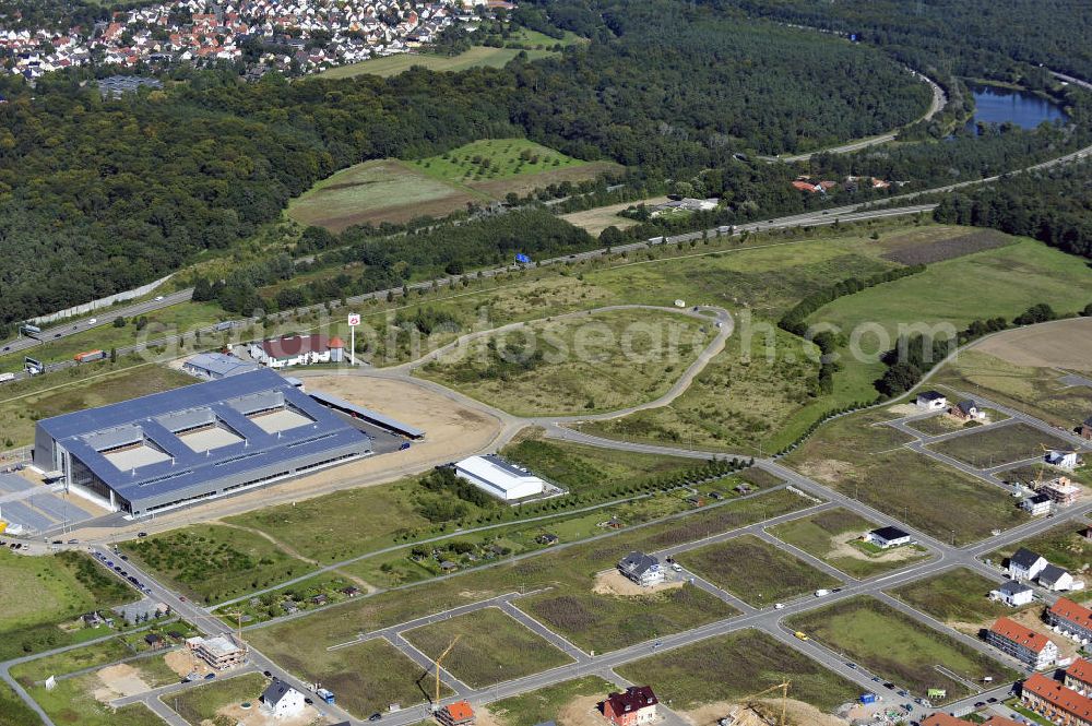 Aerial image Rüsselsheim - Der Gewerbepark / Business Park Blauer See am Verkehrsknotenpunkt Rüsselsheimer Dreieck im Rhein-Main-Gebiet. Das Büro- und Dienstleistungszentrum ist ein Projekt der HVB Immobilien AG. The industrial park Blauer See in the Rhine-Main region.