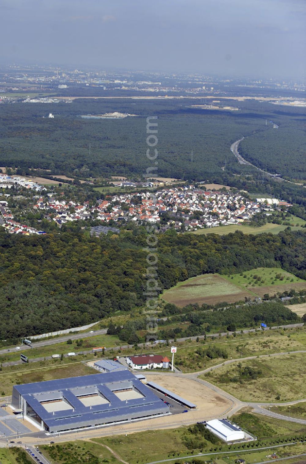 Aerial photograph Rüsselsheim - Der Gewerbepark / Business Park Blauer See am Verkehrsknotenpunkt Rüsselsheimer Dreieck im Rhein-Main-Gebiet. Das Büro- und Dienstleistungszentrum ist ein Projekt der HVB Immobilien AG. The industrial park Blauer See in the Rhine-Main region.