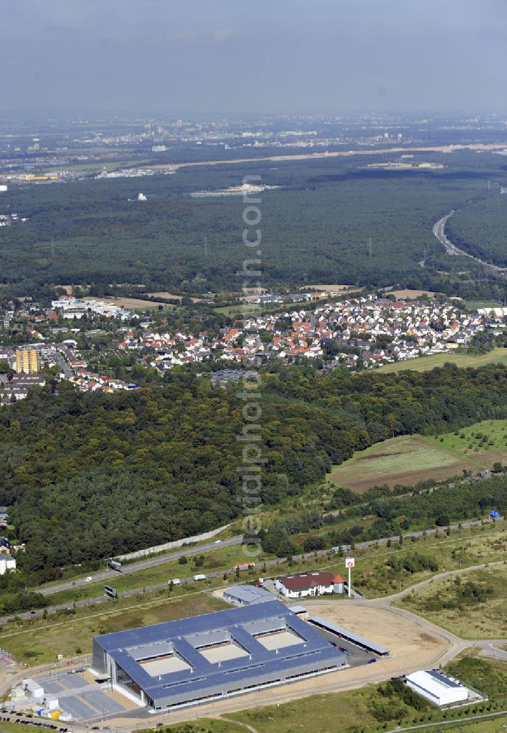 Rüsselsheim from above - Der Gewerbepark / Business Park Blauer See am Verkehrsknotenpunkt Rüsselsheimer Dreieck im Rhein-Main-Gebiet. Das Büro- und Dienstleistungszentrum ist ein Projekt der HVB Immobilien AG. The industrial park Blauer See in the Rhine-Main region.