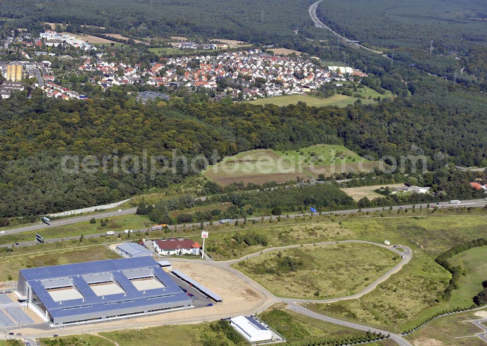 Rüsselsheim from the bird's eye view: Der Gewerbepark / Business Park Blauer See am Verkehrsknotenpunkt Rüsselsheimer Dreieck im Rhein-Main-Gebiet. Das Büro- und Dienstleistungszentrum ist ein Projekt der HVB Immobilien AG. The industrial park Blauer See in the Rhine-Main region.