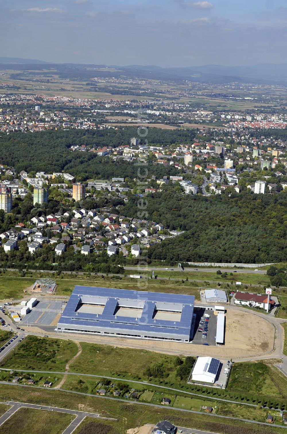 Aerial photograph Rüsselsheim - Der Gewerbepark / Business Park Blauer See am Verkehrsknotenpunkt Rüsselsheimer Dreieck im Rhein-Main-Gebiet. Das Büro- und Dienstleistungszentrum ist ein Projekt der HVB Immobilien AG. The industrial park Blauer See in the Rhine-Main region.