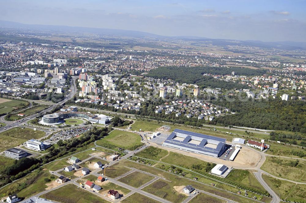 Rüsselsheim from above - Der Gewerbepark / Business Park Blauer See am Verkehrsknotenpunkt Rüsselsheimer Dreieck im Rhein-Main-Gebiet. Das Büro- und Dienstleistungszentrum ist ein Projekt der HVB Immobilien AG. The industrial park Blauer See in the Rhine-Main region.