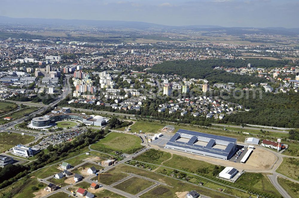 Rüsselsheim from the bird's eye view: Der Gewerbepark / Business Park Blauer See am Verkehrsknotenpunkt Rüsselsheimer Dreieck im Rhein-Main-Gebiet. Das Büro- und Dienstleistungszentrum ist ein Projekt der HVB Immobilien AG. The industrial park Blauer See in the Rhine-Main region.