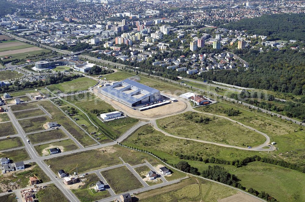 Aerial image Rüsselsheim - Der Gewerbepark / Business Park Blauer See am Verkehrsknotenpunkt Rüsselsheimer Dreieck im Rhein-Main-Gebiet. Das Büro- und Dienstleistungszentrum ist ein Projekt der HVB Immobilien AG. The industrial park Blauer See in the Rhine-Main region.