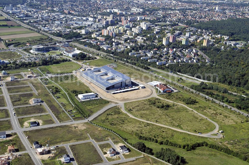 Aerial photograph Rüsselsheim - Der Gewerbepark / Business Park Blauer See am Verkehrsknotenpunkt Rüsselsheimer Dreieck im Rhein-Main-Gebiet. Das Büro- und Dienstleistungszentrum ist ein Projekt der HVB Immobilien AG. The industrial park Blauer See in the Rhine-Main region.