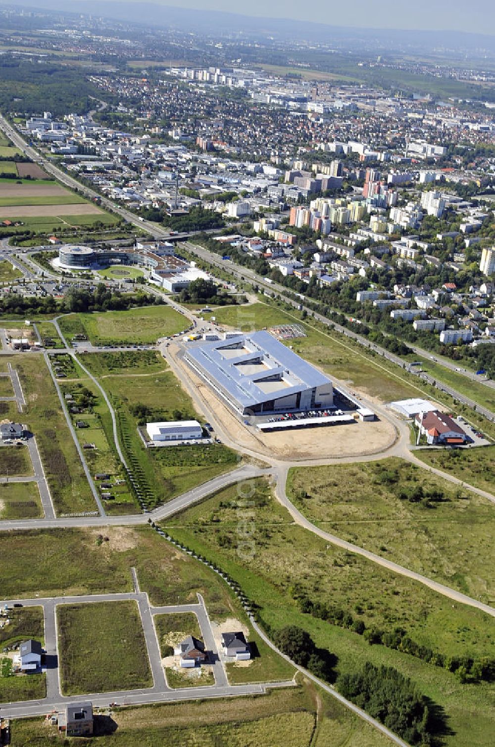 Rüsselsheim from above - Der Gewerbepark / Business Park Blauer See am Verkehrsknotenpunkt Rüsselsheimer Dreieck im Rhein-Main-Gebiet. Das Büro- und Dienstleistungszentrum ist ein Projekt der HVB Immobilien AG. The industrial park Blauer See in the Rhine-Main region.